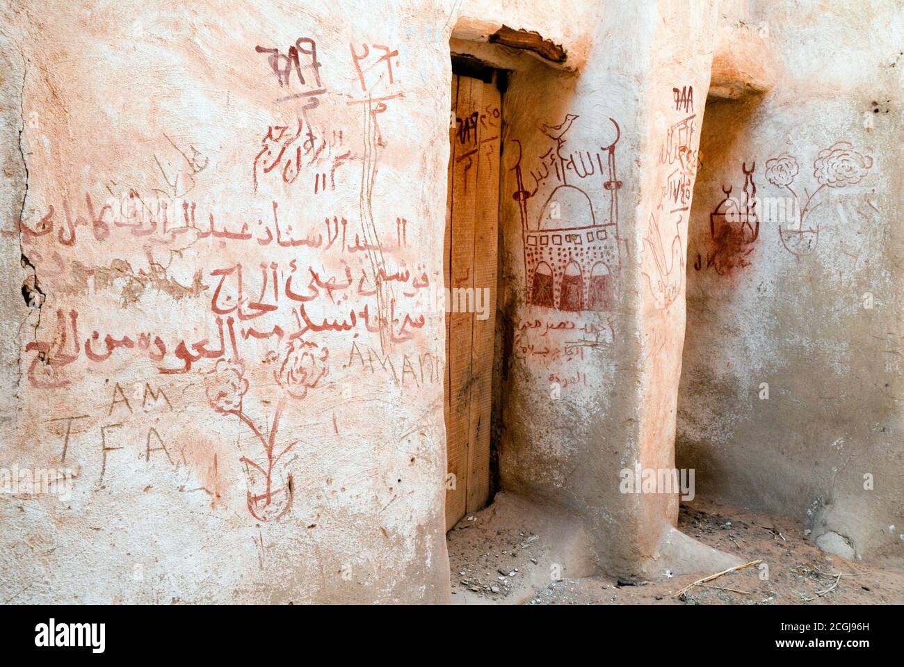 Graffiti arabe sur un mur dans le village médiéval de boue saharienne d'al Qasr, dans l'oasis de Dakhla, dans le désert occidental du Sahara, Nouvelle Vallée, Egypte. Banque D'Images