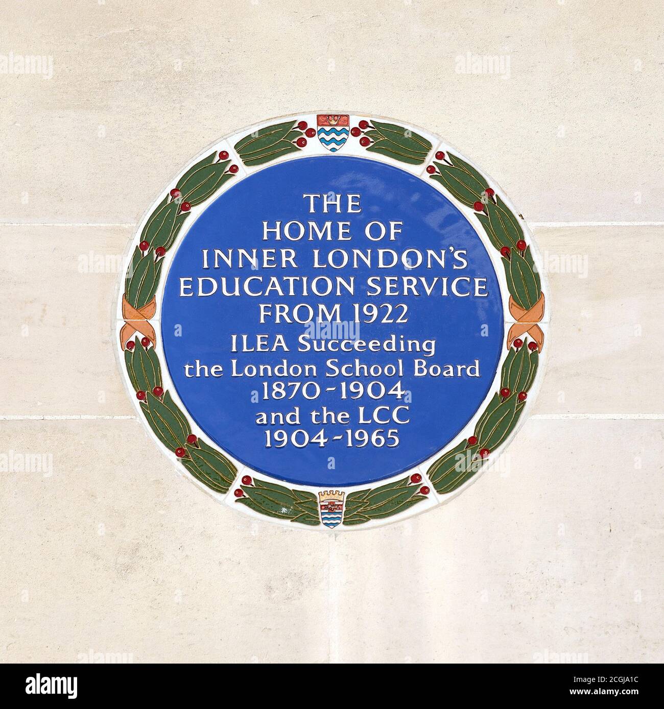 Londres, Angleterre, Royaume-Uni. Plaque bleue sur le mur du County Hall, siège du gouvernement local de Londres jusqu'en 1986 Banque D'Images