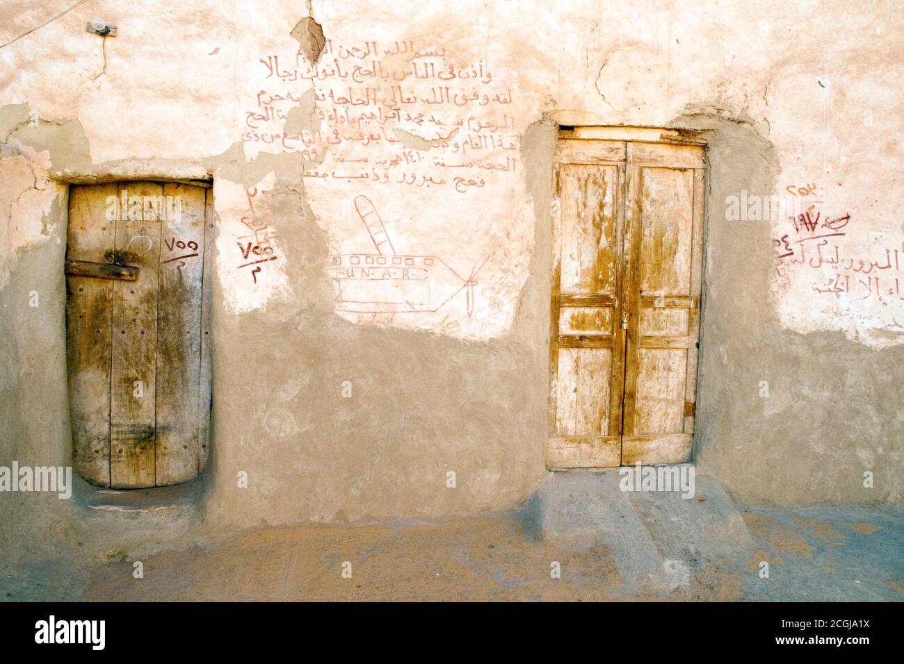 Graffiti arabe sur un mur dans le village médiéval de boue saharienne d'al Qasr, dans l'oasis de Dakhla, dans le désert occidental du Sahara, Nouvelle Vallée, Egypte. Banque D'Images