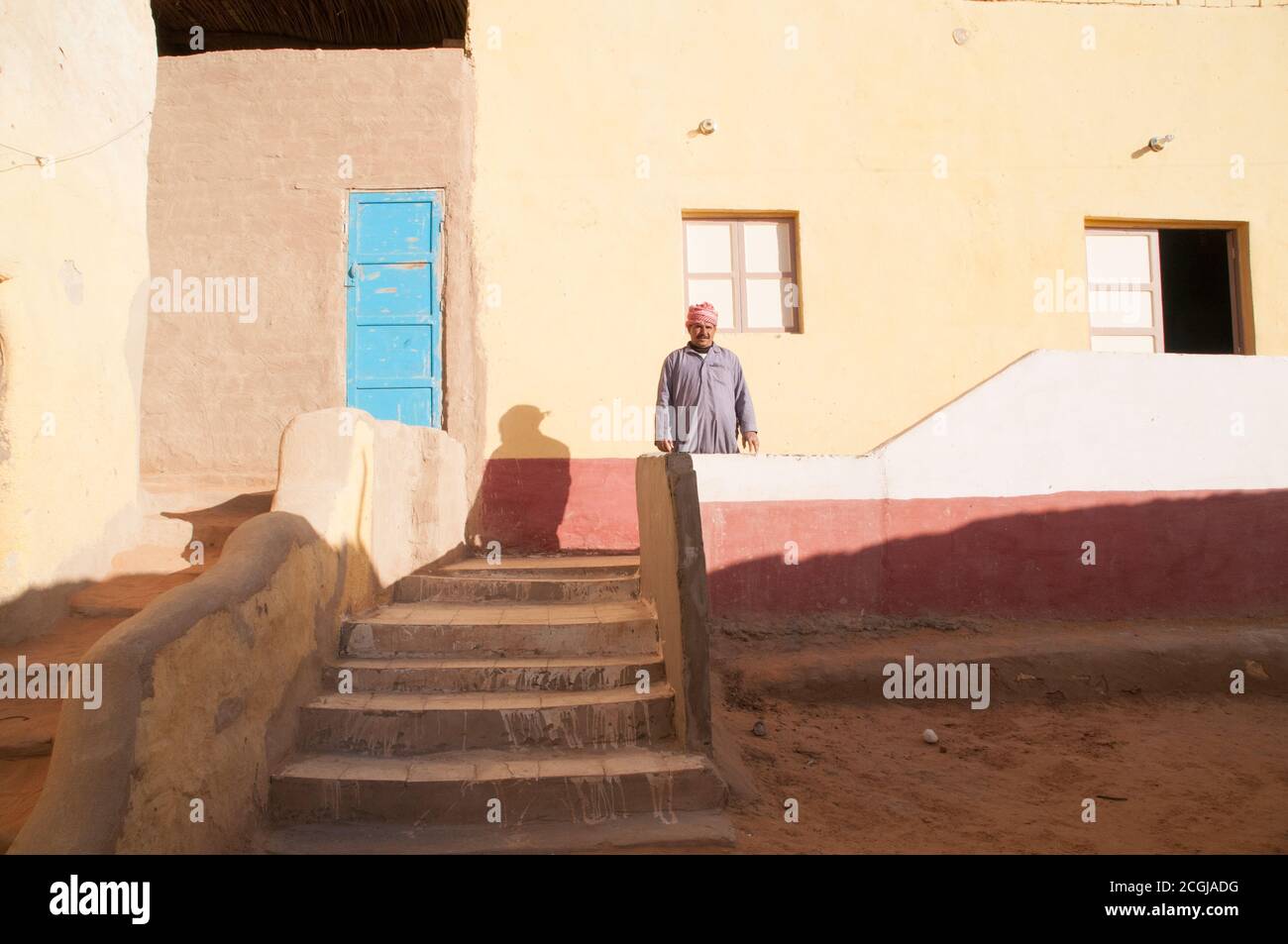 Un égyptien dans le village sahraoui d'al Qasr, dans l'oasis de Dakhla, dans le désert occidental du Sahara, dans le gouvernorat de la Nouvelle vallée, en Égypte. Banque D'Images