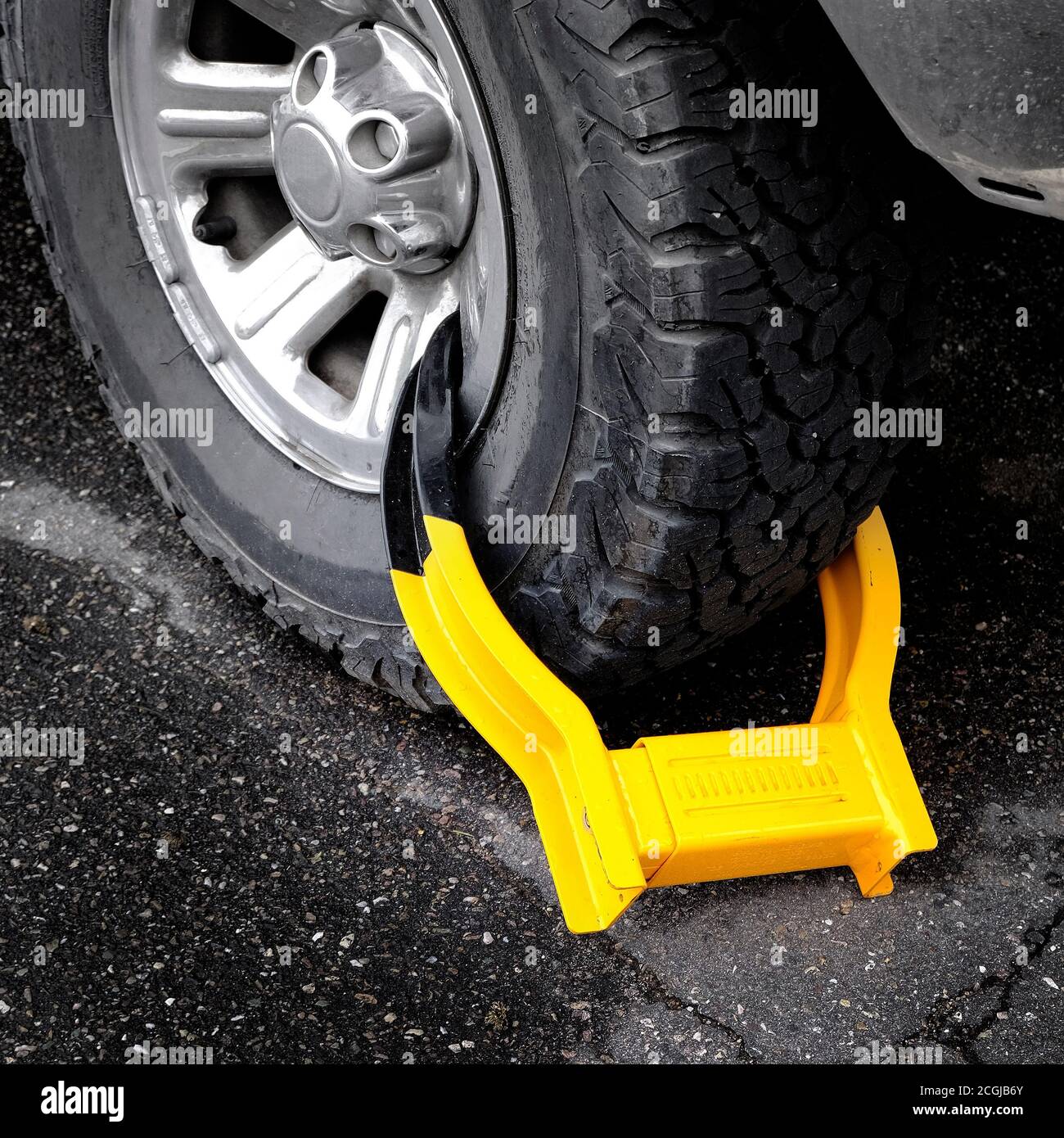 Soufflet de roue ou verrouillage de pneu sur un véhicule ou une voiture pour violation de stationnement illégal Banque D'Images