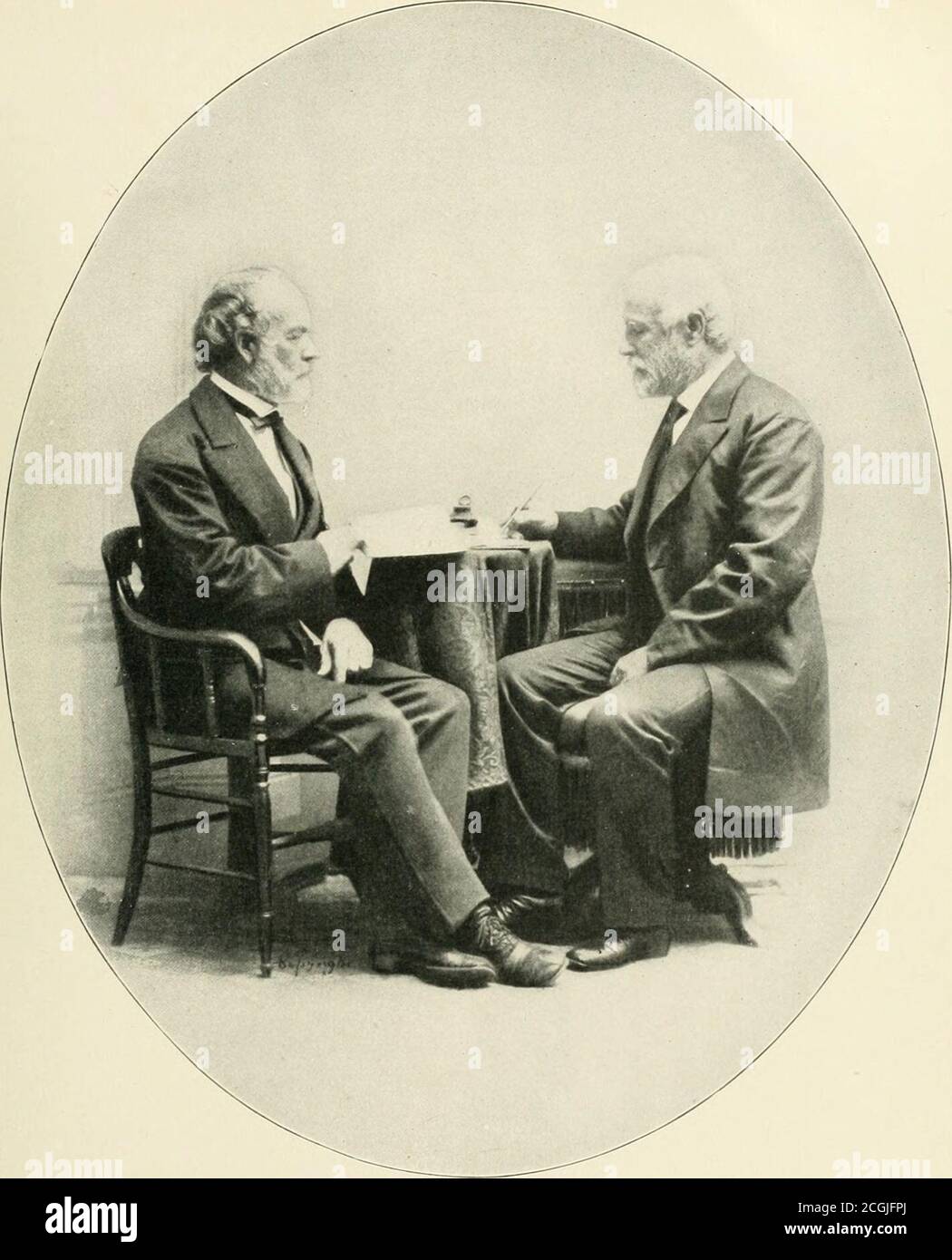 . L'histoire photographique de la guerre civile : des milliers de scènes photographiées 1861-65, avec le texte de nombreuses autorités spéciales . JOHNSTON ET LEE—UNE PHOTOGRAPHIE D'ISOY. Copyriuht par Review vf Reviews Co. Ces hommes semblent assez semblables pour être frères. Ils l'ont été à arras, à West point, au Mexique et tout au long de la guerre. Le général Joseph E. Johnston (à gauche), qui était à la tête des forces confédérées depuis Bull Run, a été blessé à Fair Oaks. Cette blessure gaveRobert E. Lee (à droite) sa possibilité d'agir comme chef. Après Fair Oaks, Johnston a pris sa retraite du commandement de la défense de Richmond. Le Banque D'Images