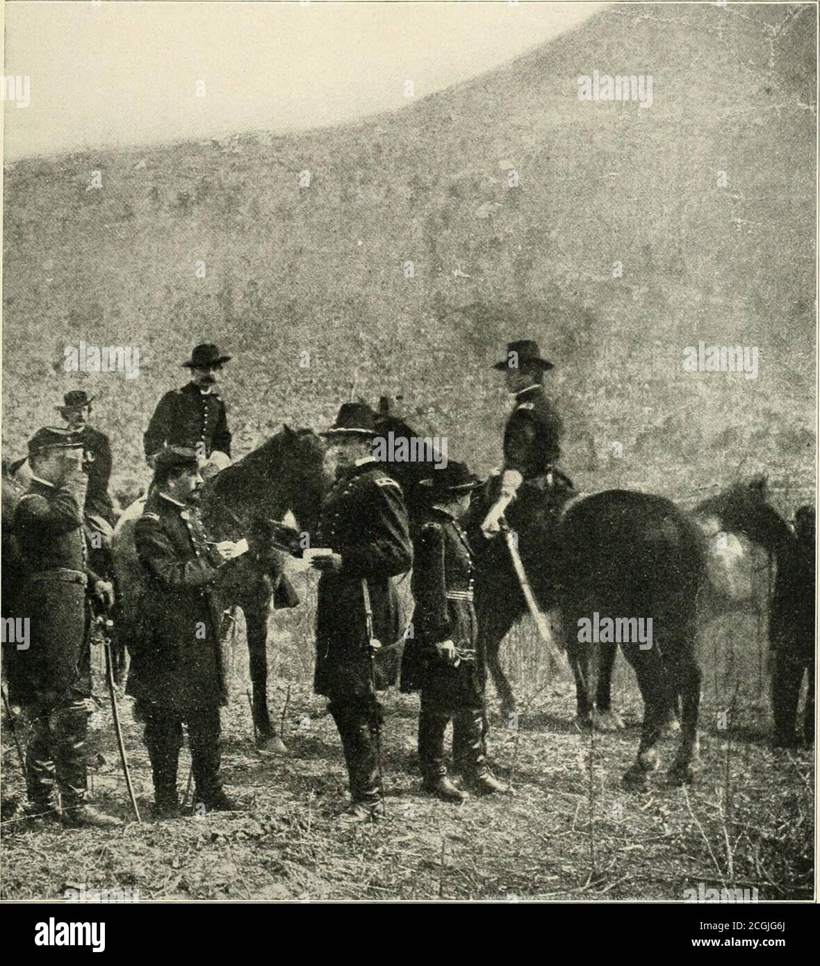 . L'histoire photographique de la guerre civile. . ph J.Reynoi-ds ColonelWilliam G. I.E Die Captain H V.Perkins COMBAT JOE HOOKER AVEC SON PERSONNEL combat Joe Hooker était un homme de beau physique et de magnétisme personnel intense. Il est diplômé à West point en 1837 de même classe avec Jubal A. Early et Braxton Bragg. Après avoir combattu pendant la guerre mexicaine, il démissionna de l'armée en 1853.le 17 mai. 1861, il a été nommé brigadier-général de bénévoles et, le mois de mai .>. LS(>->. Major-général de bénévoles. Il a été activetout au long de la campagne péninsulaire, et à Bristol- Station. Deuxièmement Banque D'Images