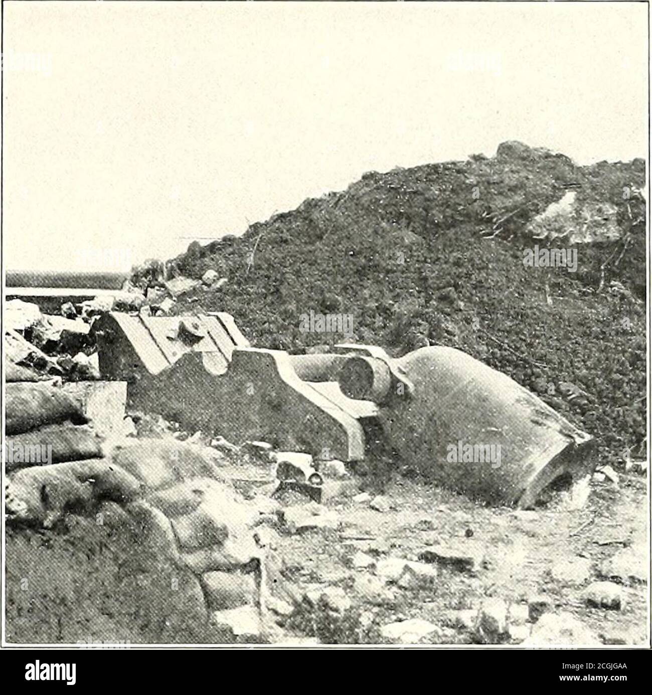 . L'histoire photographique de la guerre civile : en dix volumes . LA BARRIÈRE DÉMOLIE—FORT PULASKI ces trois pièces parlent éloquemment de la ruine provoquée par les efforts combinés de l'armée et de la marine pour acquérir la possession de FortPulaski. À gauche, un alésage lisse de 8 pouces pointe vers le haut tandis que les confédérés l'ont balancé pour l'utiliser comme mortier contre les chauves-souris fédérales. A côté de lui se trouve un des mortiers, démonté et rendu inutile bj le feu des batteries fédérales, tandis que dans le abaticique les énormes violations faites dans les murs du fort sont clairement apparentes. Ce n'était pas une tâche facile à accomplir Banque D'Images