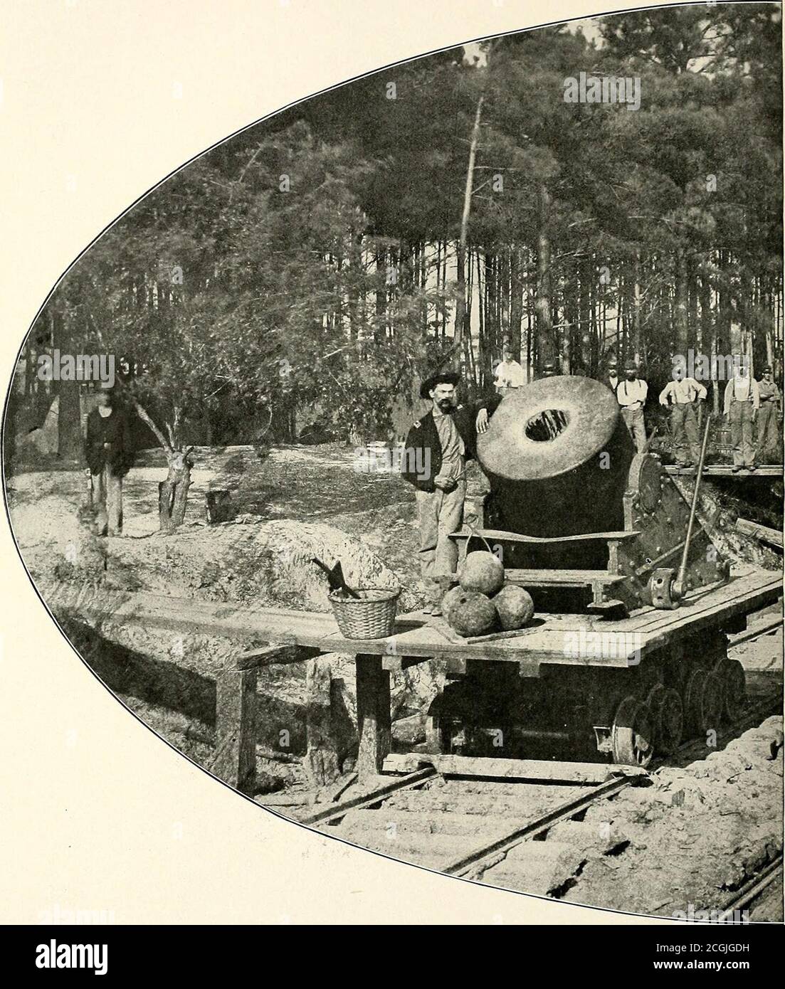 . L'histoire photographique de la guerre civile : en dix volumes . Une MENACE MOBILE le mortier de 17,000 livres, le dictateur, a été dirigé sur une voiture plate de point en point sur une courbe de la voie ferrée le long de la banque de l'Appomattox. Il a été habité et stered avant Petersbourg, du 9 au 31 juillet 1864, par la Compagnie G, première Artillerie du Connecticut, durant son séjour. VSlien sa charge de quatorze livres de poudre a été tiré pour la première fois, la voiture a cassé imder le choc; mais une deuxième voiture a été préparée luii^ Banque D'Images