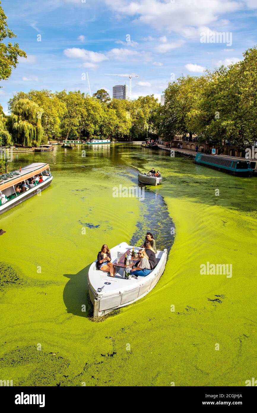 Les gens qui profitent d'une journée d'été sur un GoBoat de location à Paddington, Londres, Royaume-Uni Banque D'Images