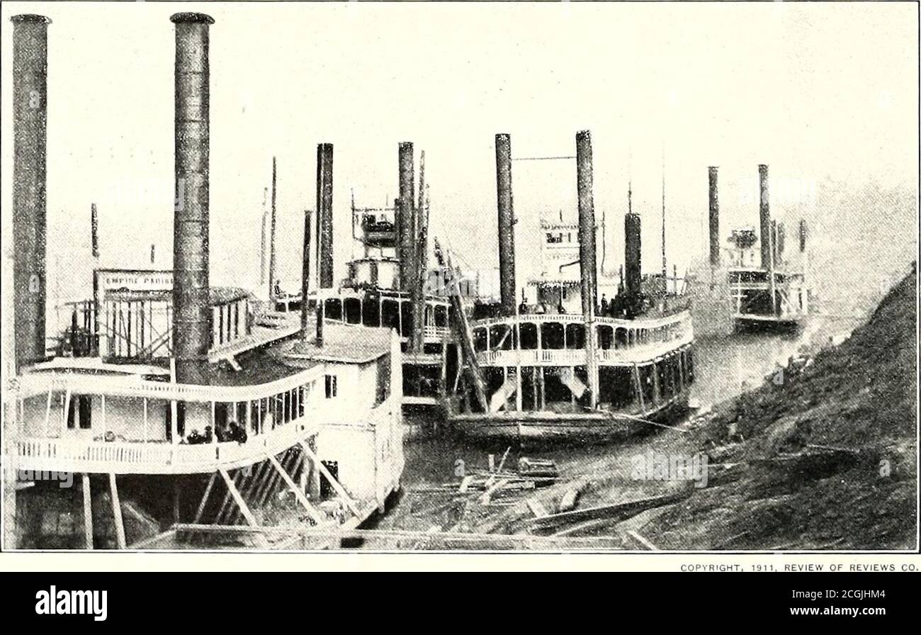 . L'histoire photographique de la guerre civile : en dix volumes . éther avec ses machines et bouilloires, ont été remorqués pour devenir une partie du barrage. Des travaux plus dangereux attendaient le signal, cependant, le 4 mai, elle et le Covington, les deux meilleurs canots de combat sous les chutes, ont été envoyés pour convoi le transportWarner, sur lequel était le lieutenant Simpson de Banksstaff, portant des expéditions à Grant, Sherman, et Rosecrans. Près de DavidsFerry, les deux petits bateaux galants se sont battus pendant cinq heures, le 5 mai, contre des chances énormes. Les confédérés avaient placé deux pièces d'artillerie sur la rive de la rivière, et Banque D'Images