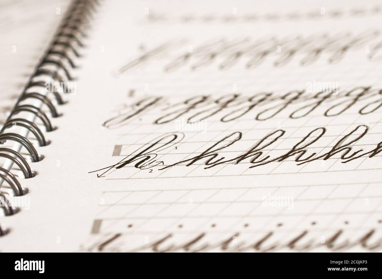 Page d'un carnet d'école avec des lettres manuscrites du Alphabet anglais en gros plan Banque D'Images