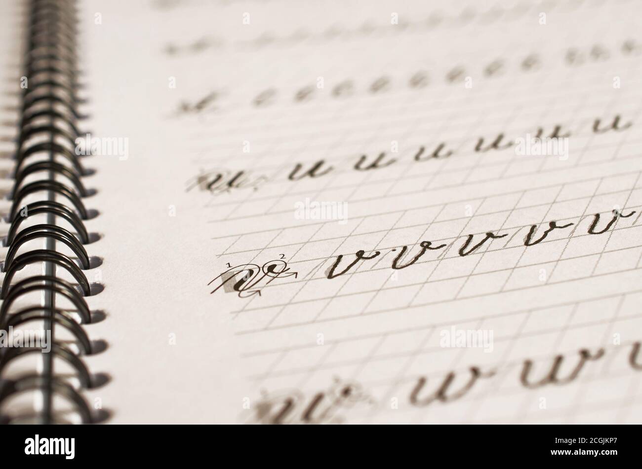 Page d'un carnet d'école avec des lettres manuscrites du Alphabet anglais en gros plan Banque D'Images