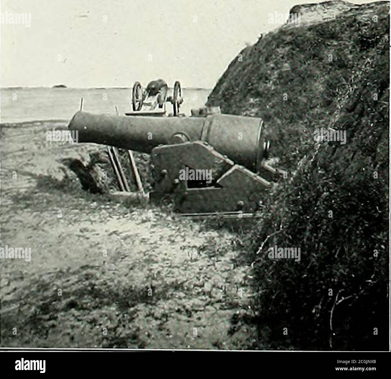 . Photographies originales prises sur les champs de bataille pendant la guerre civile des États-Unis. Voici Battery Gregg, fort Wagner, et une batterie sur Lighthouse Inlet. Tous les Channelswere bloqués par d'énormes chaînes de fer, et un immense belvédeur flottait avec des fûts vides, s'étendait de fort Sumter à fort Ripley, l'ensemble du port étant bloqué avec des torpilles. Les caméras de Bradys se trouvaient dans les lignes de l'Union et étaient parfois aventurées vers les Confederatefortifications. De nombreux négatifs d'extérieurs ont été obtenus à une dis-tance. Après que les forts sont tombés dans le contrôle du Gouvernement les camerasont été pris derrière le br Banque D'Images