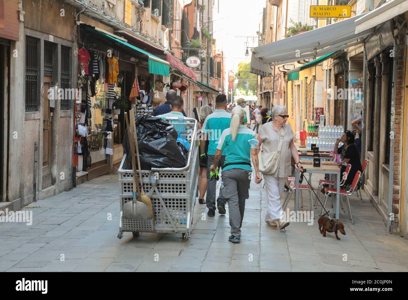 COLLECTE DES ORDURES À VENISE, ITALIE Banque D'Images