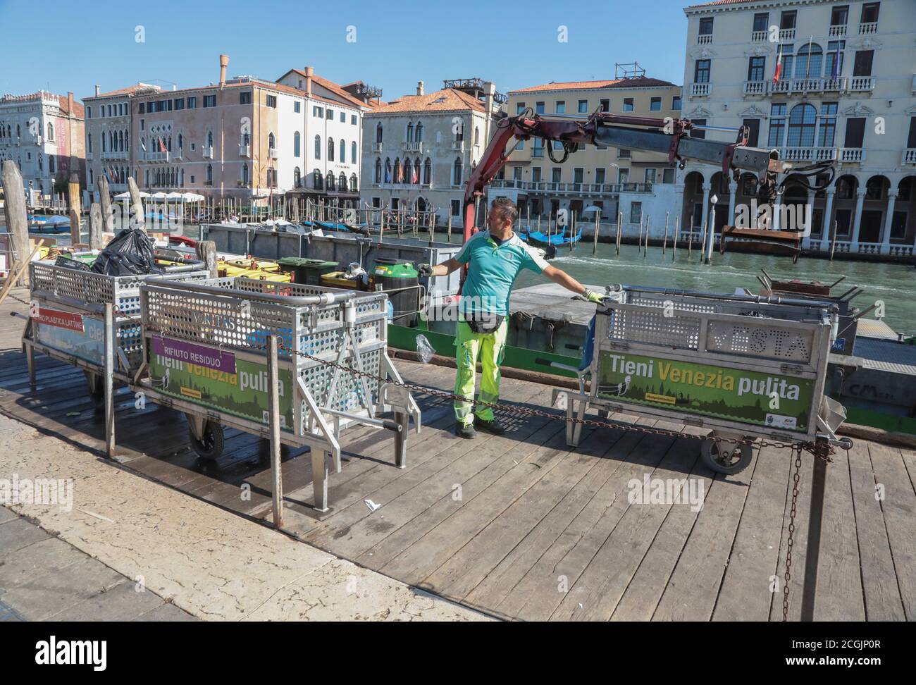COLLECTE DES ORDURES À VENISE, ITALIE Banque D'Images