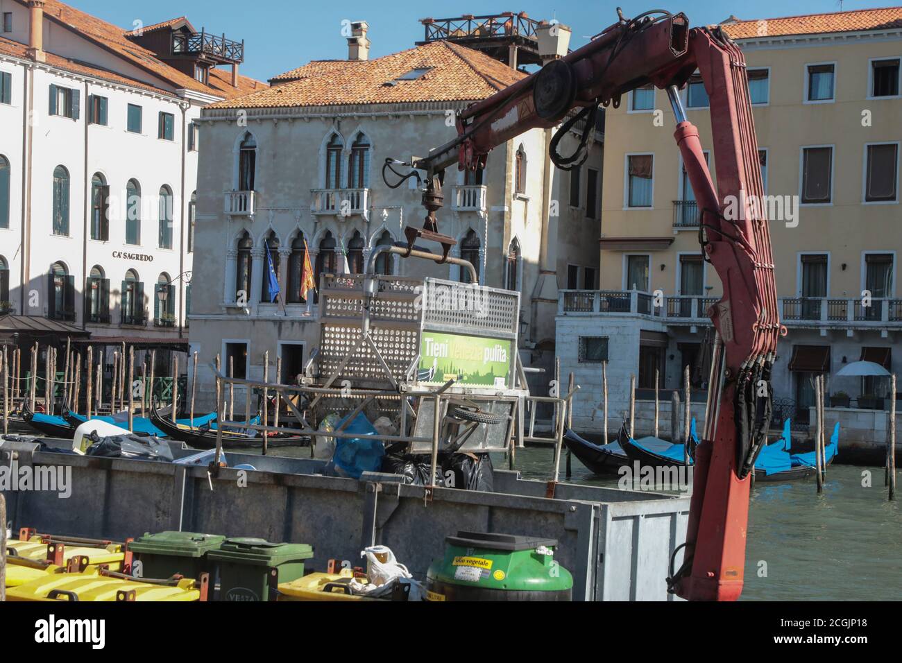 COLLECTE DES ORDURES À VENISE, ITALIE Banque D'Images