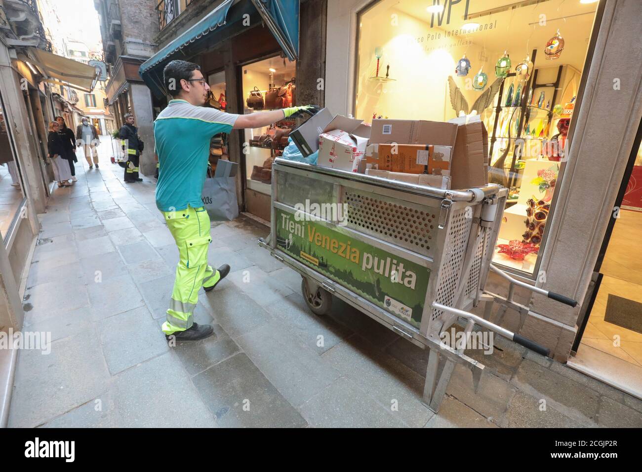 COLLECTE DES ORDURES À VENISE, ITALIE Banque D'Images