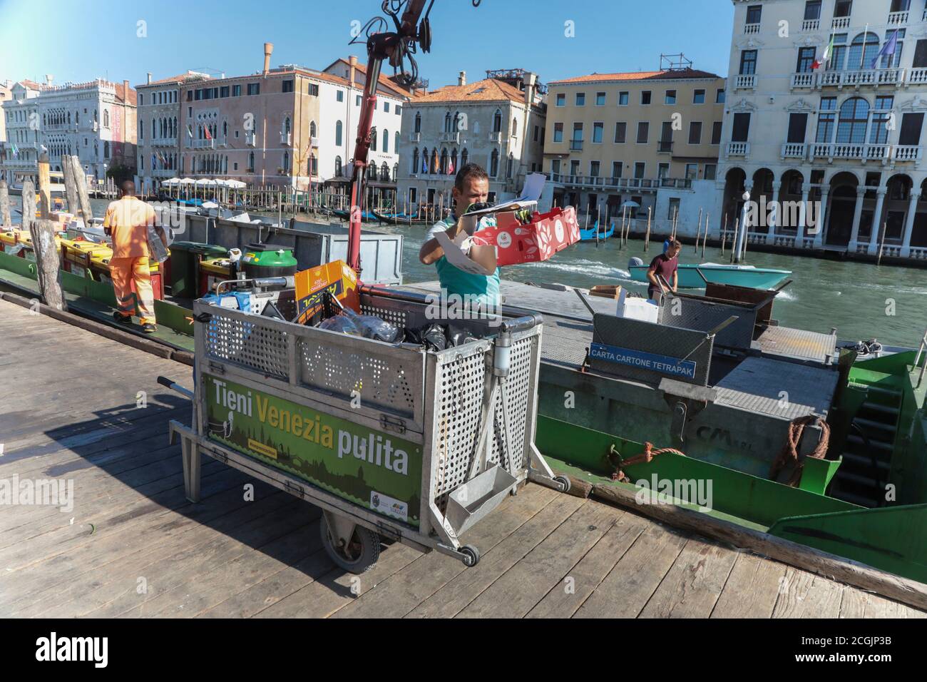 COLLECTE DES ORDURES À VENISE, ITALIE Banque D'Images