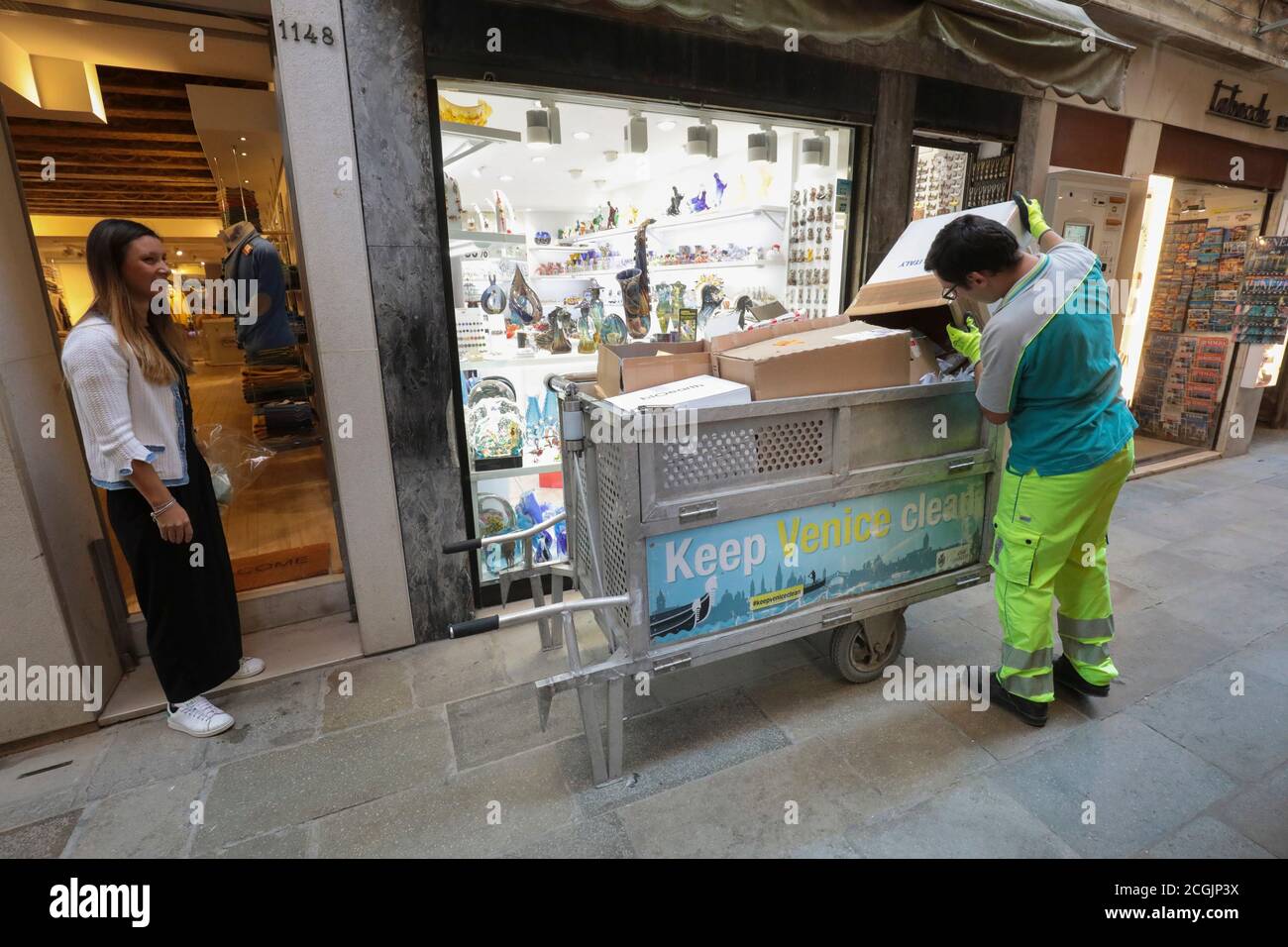 COLLECTE DES ORDURES À VENISE, ITALIE Banque D'Images