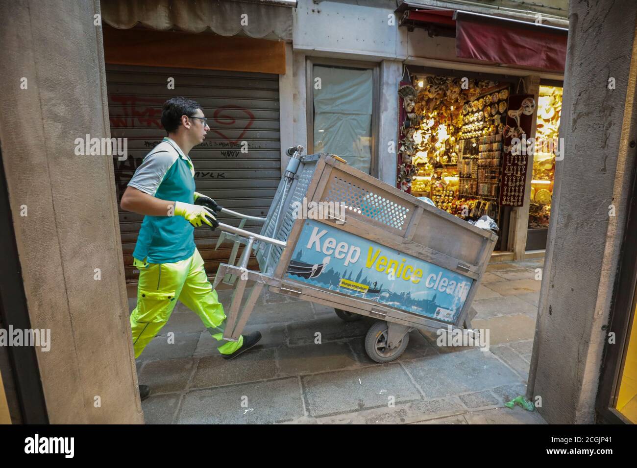 COLLECTE DES ORDURES À VENISE, ITALIE Banque D'Images