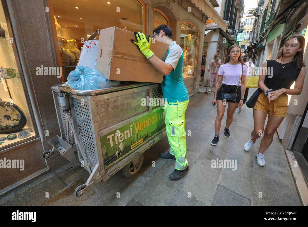 COLLECTE DES ORDURES À VENISE, ITALIE Banque D'Images
