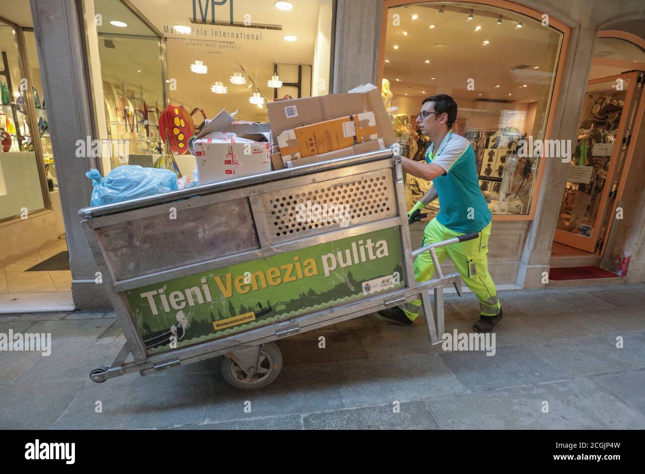 COLLECTE DES ORDURES À VENISE, ITALIE Banque D'Images
