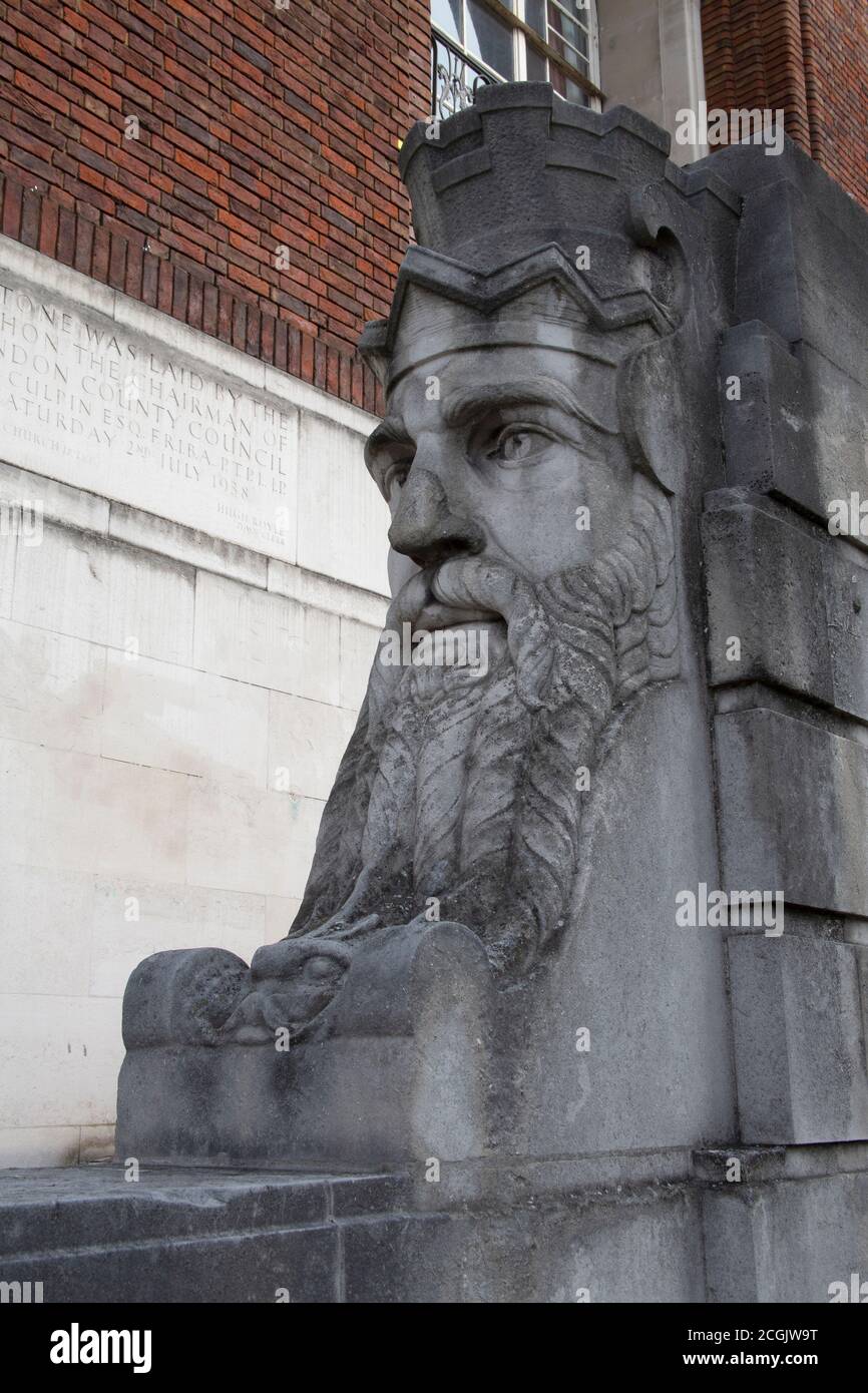 Les têtes sculptées représentant le Père Thames, sculptées par George Alexander à l'entrée originale de l'hôtel de ville de Hammersmith, Londres, Royaume-Uni Banque D'Images