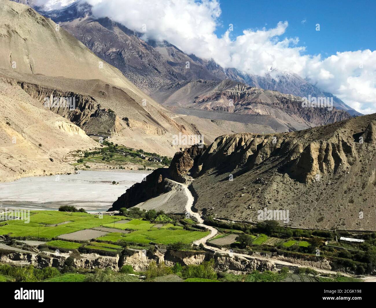 Vue panoramique sur la vallée de Kali Gandaki, Mustang, Népal Himalaya. Magnifique paysage de montagne. Été en montagne. Scène rurale. Village Kagbeni.champs verts. Banque D'Images
