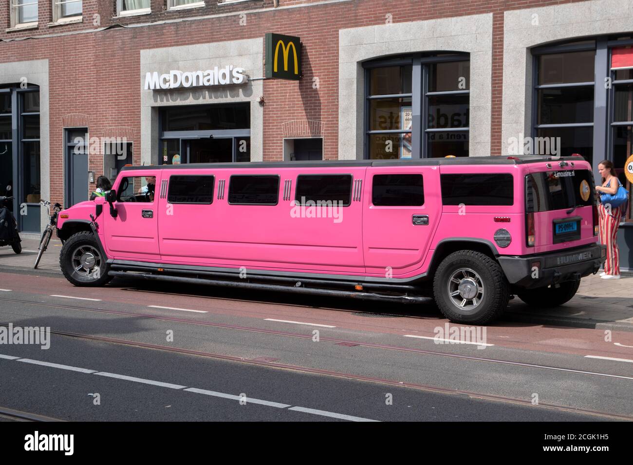 Pink Giant Limousine à Amsterdam, pays-Bas 15-8-2020 Photo Stock - Alamy
