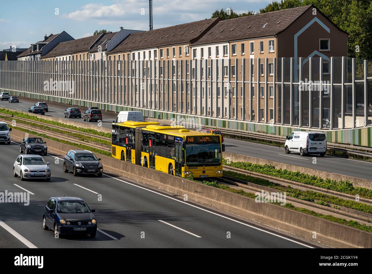 L'autoroute A40, Ruhrschnellweg, à Essen, bâtiments résidentiels directement à l'autoroute, pare-bruit de verre, Dorstfelder Strasse, voie de bus, à la Banque D'Images