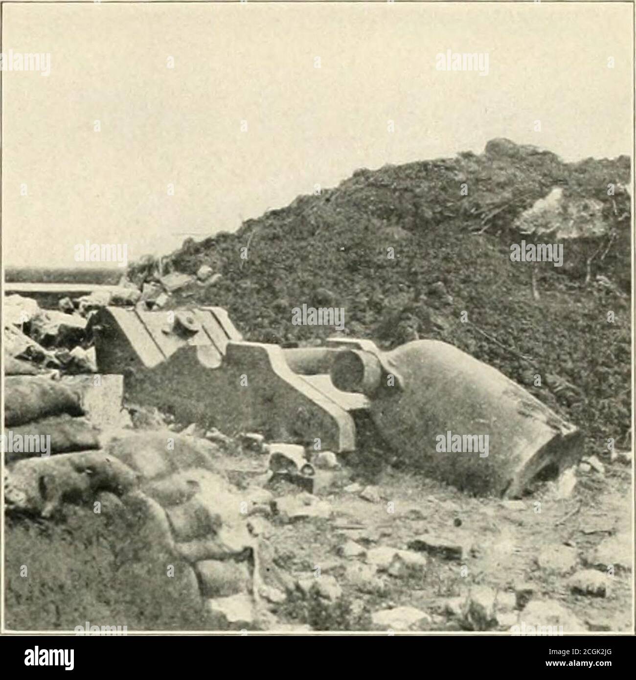 . L'histoire photographique de la guerre civile : des milliers de scènes photographiées 1861-65, avec le texte de nombreuses autorités spéciales . rr-* a 1 ^Jr • 1^. 4 j. LA BARRIÈRE DÉMOLIE—FORT PULASKI ces trois photos parlent éloquemment de la ruine infligée par les efforts combinés de l'armée et de la marine pour obtenir la possession de FortPulaski. À gauche, un alésage lisse de 8 pouces pointe vers le haut tandis que les confédérés l'ont balancé pour l'utiliser comme mortier contre les chauves-souris fédérales. A côté de lui se trouve un des mortiers, démonté et rendu inutile le feu des batteries fédérales, tandis que dans la basse image l'énorme br Banque D'Images