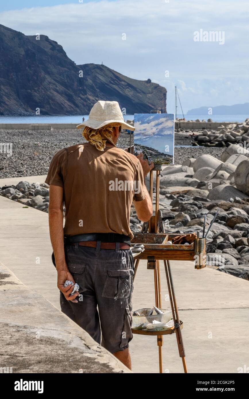 Artiste peignant un paysage marin Banque D'Images