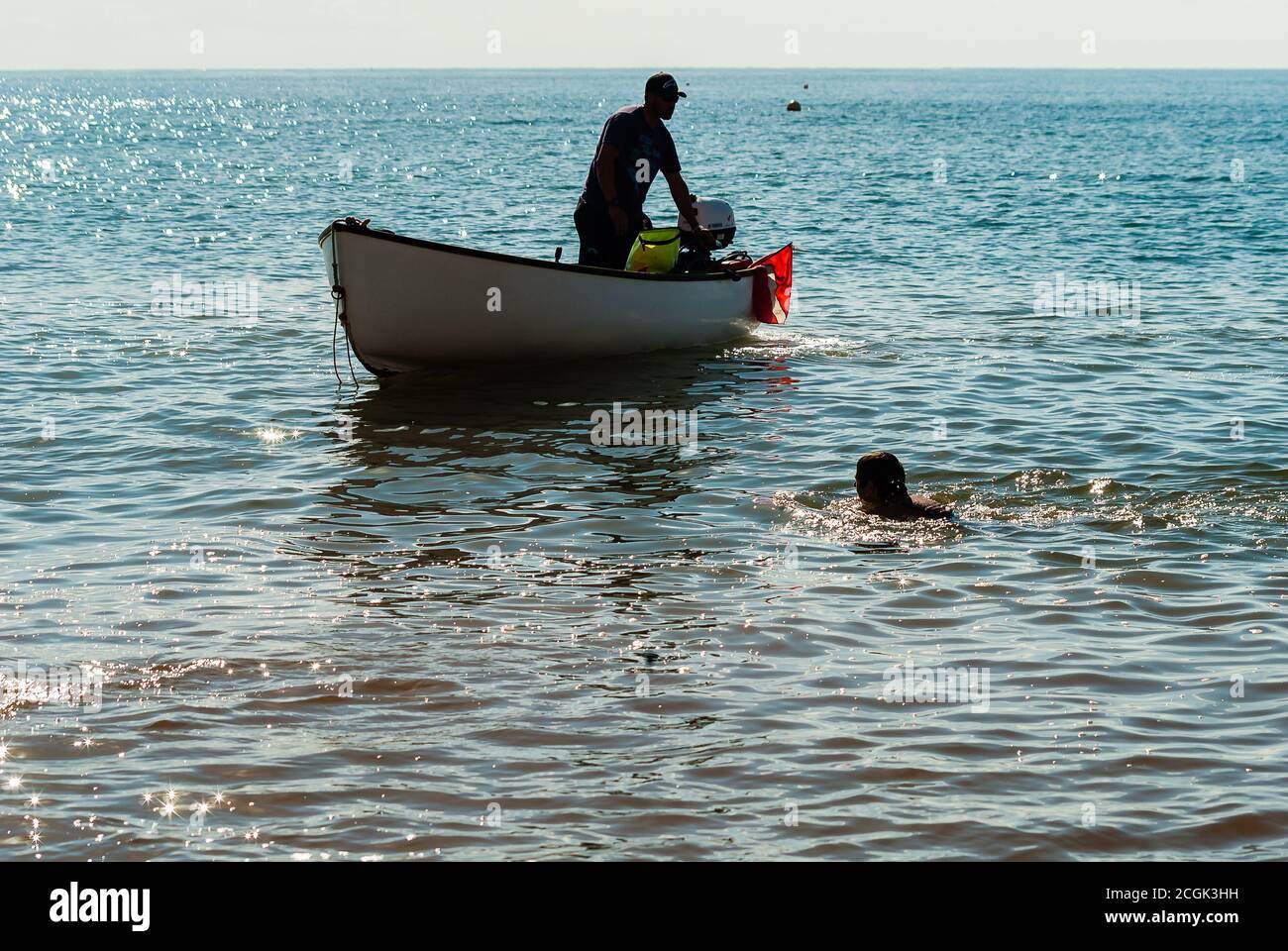 Budleigh Lions Charity Swim. La nage à travers la baie de Budgleigh avec un bateau de soutien en présence. Banque D'Images