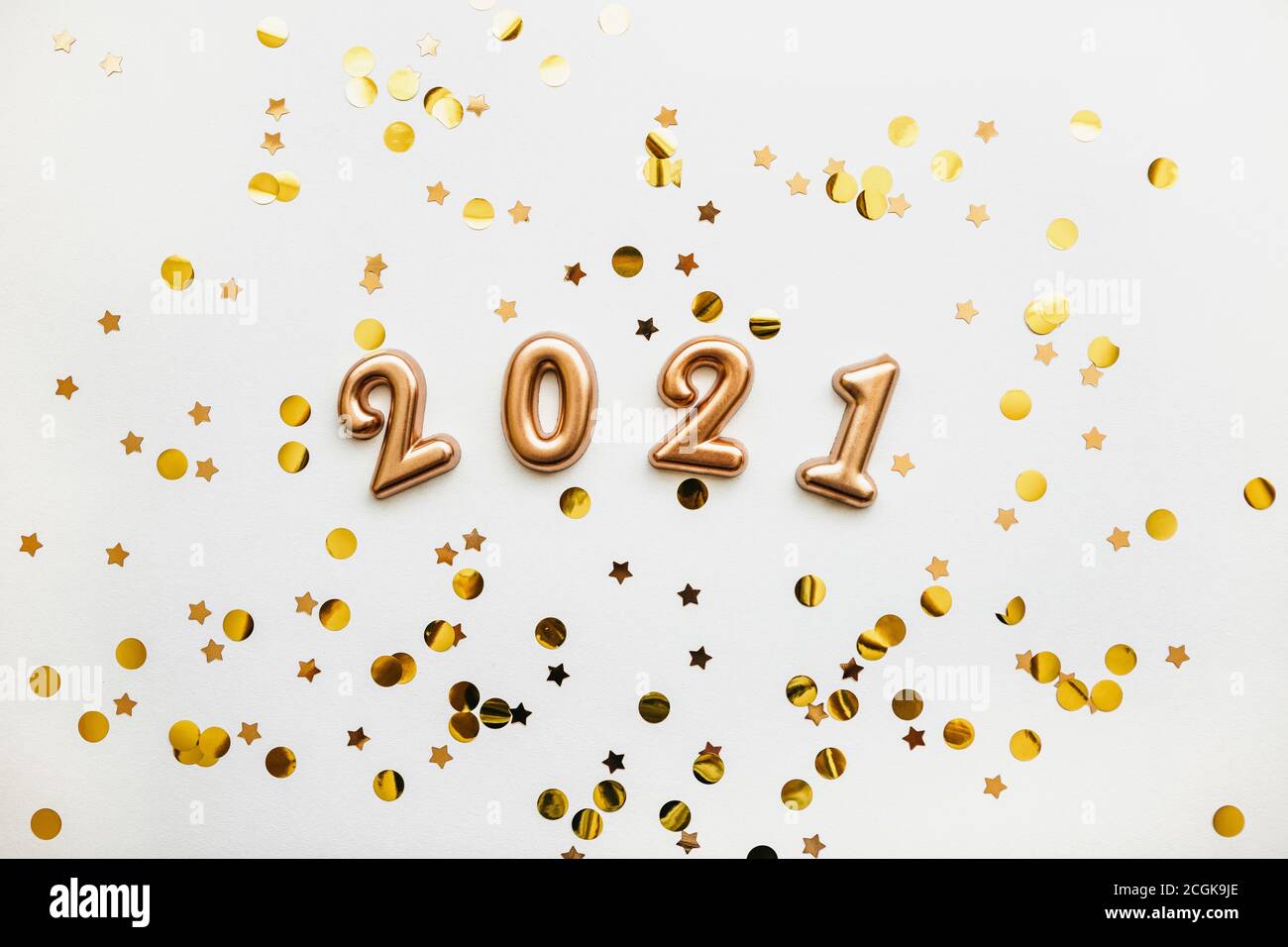 Les numéros de vacances d'or 2021 sur fond blanc avec des confettis d'or. Fond conceptuel de Noël ou du nouvel an. Banque D'Images