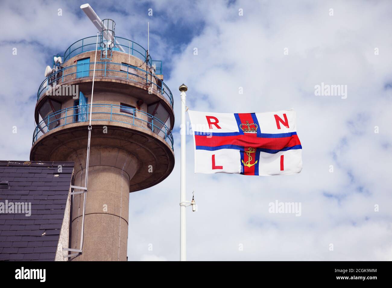Royal National Lifeboat institution RNLI drapeau volant à la station Calshot Tower Lookout dirigée par le National Coastwatch Institute (NCI). Banque D'Images