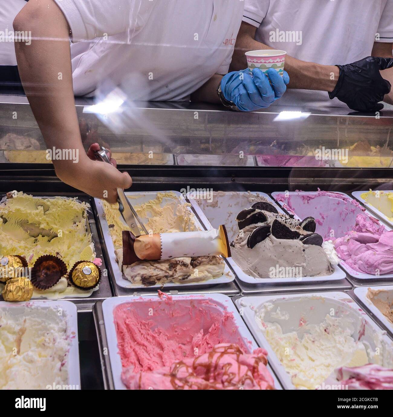 Gelatto italienne gelato ice cream shop display Banque D'Images