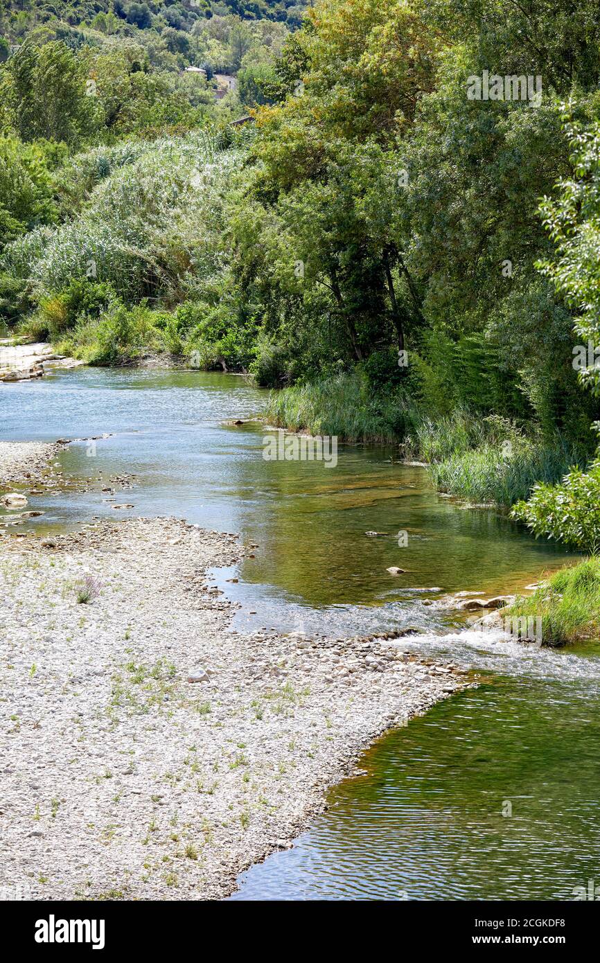 La rivière Orbieu dans le village de Lagrasse, au sud de la France. Banque D'Images