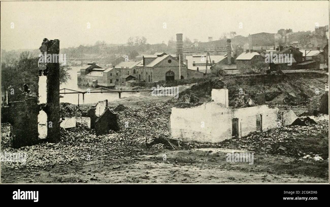 . L'histoire photographique de la guerre civile : des milliers de scènes photographiées 1861-65, avec le texte de nombreuses autorités spéciales . COPYRIGHT, 1911, PATRIOT PUB. LES RUINES DE TREDEGAR IRON WORKS À RICHMOND, AVRIL 1805 — LA PRINCIPALE USINE DE CANON LOURD DANS LE SUD le Tredegar Iron Wurksin Richmond est en pratique la seule usine de canonine dans le Sud, en particulier pour les pièces de calibre lourd. Thisfournit l'une des raisons pour lesquelles les ConfederateGovernments ont donné des ordres à Richmond à tous les haz-ards. Ainsi, la stratégie des généraux confédérés a lavé et conditionné, à travers le circumstancet Banque D'Images