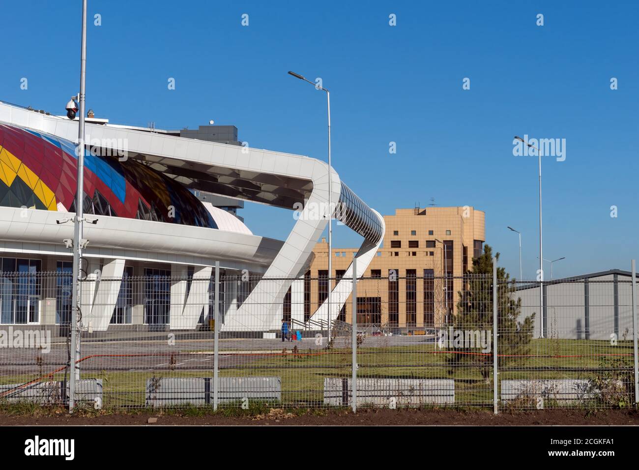 Entrée au Palais des sports de Crystal Ice Arena sur la rue Partizana Zheleznyaka de la ville de Krasnoyarsk, construite pour l'Universiade d'hiver 2019. Banque D'Images