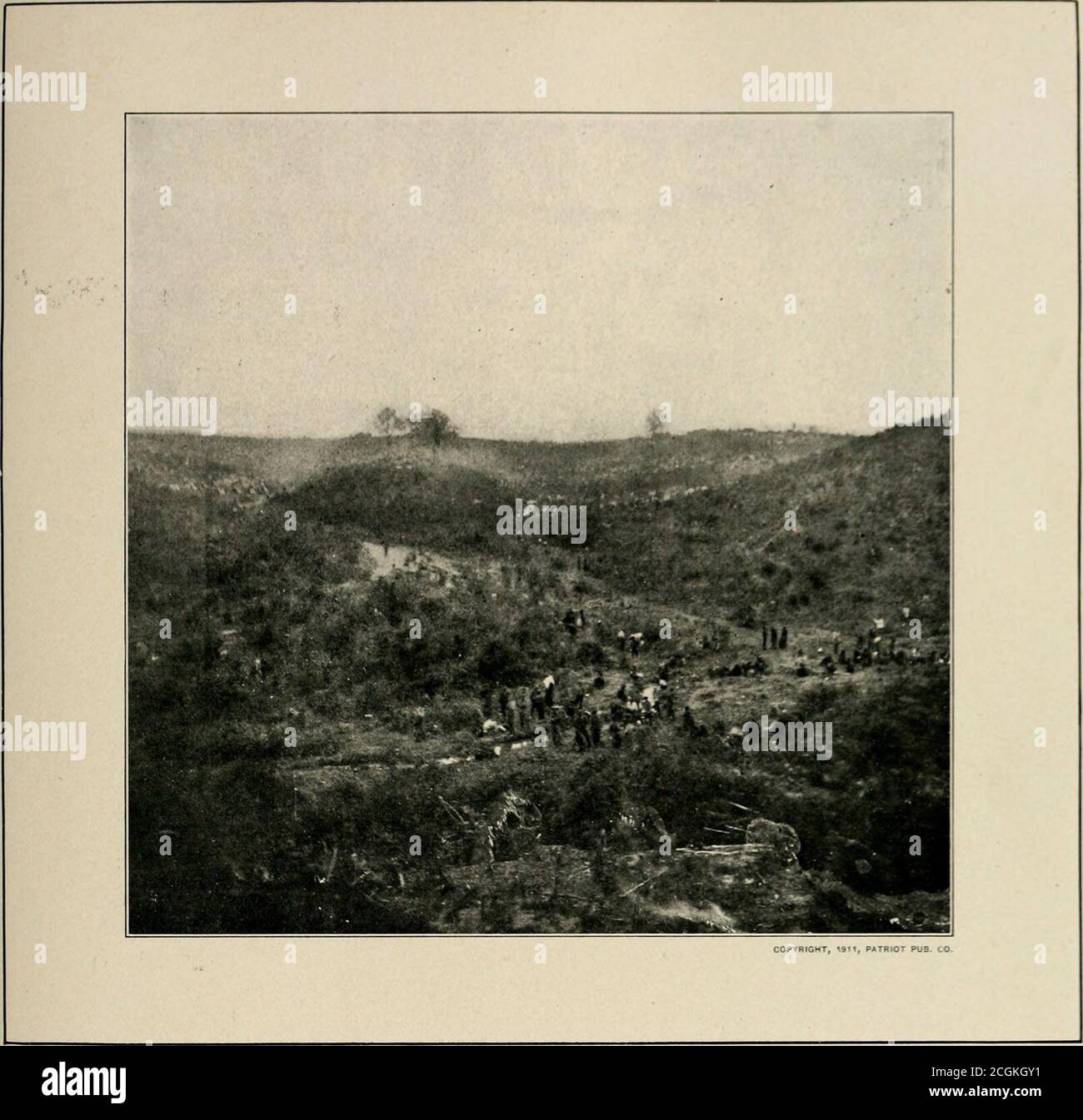 . L'histoire photographique de la guerre civile : des milliers de scènes photographiées 1861-65, avec le texte de nombreuses autorités spéciales . %. Une VUE PLUS RAPPROCHÉE DES PRISONNIERS CONFÉDÉRÉS À BELLE PLAINE le photographe avait travaillé dans la vallée plus proche du camp des prisonniers confédérés à Belle Plainlors de la prise de vue. Le lit du petit ruisseau est maintenant visible, avec le groupe de soldats se prélasser près de ses berges. C'est les 23 et 26 mai 1864 que Lee avait checkmatité Grant au North Anna Riverin, les latters avanquant vers Richmond. Alors que l'armée était à Spotsylvania, sa base d'eau avait beau Pla Banque D'Images