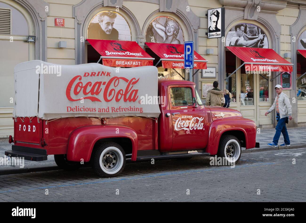 Un camion rouge rétro Ford F-100 avec inscription publicitaire Coca Cola à bord dans les rues de Prague, République Tchèque Banque D'Images