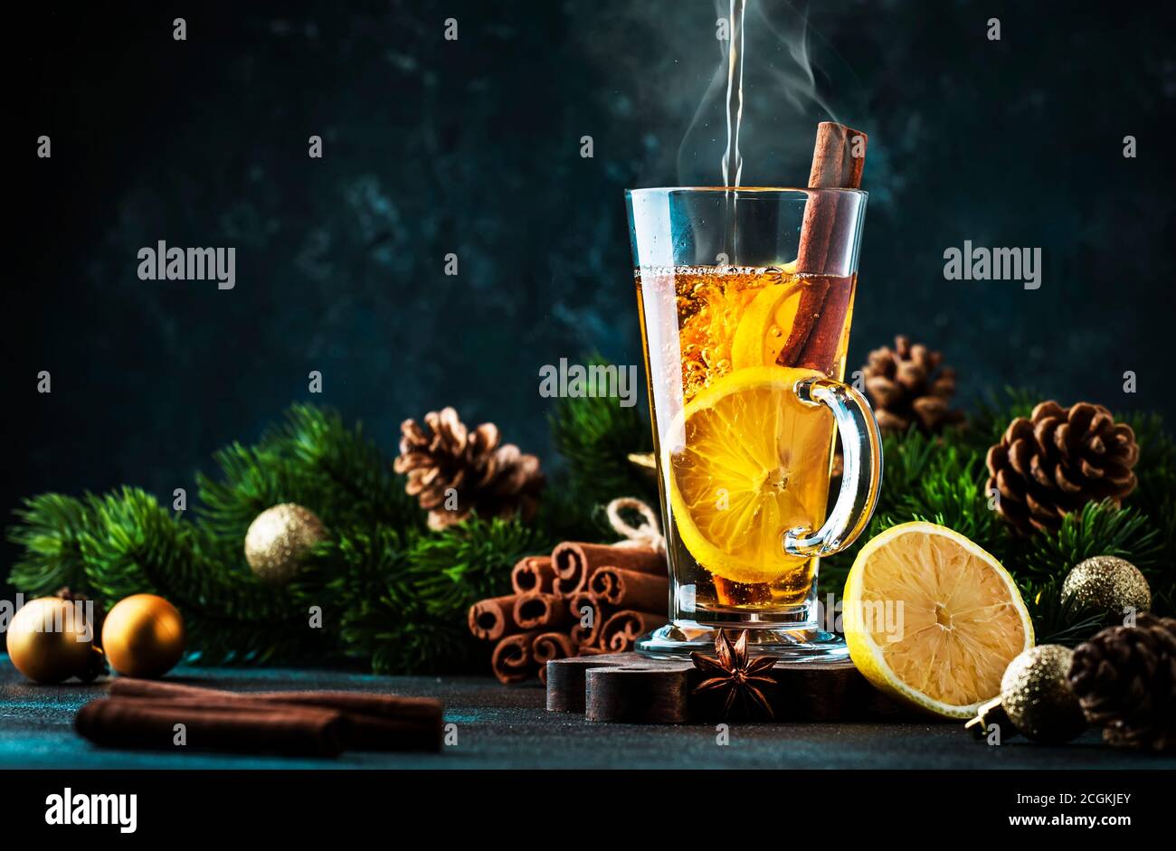 Boisson chaude d'hiver de Noël ou du nouvel an, cocktail épicé, sangria ou vin  chaud avec thé, citron, rhum, cannelle, anis. Style rustique, espace de  copie Photo Stock - Alamy