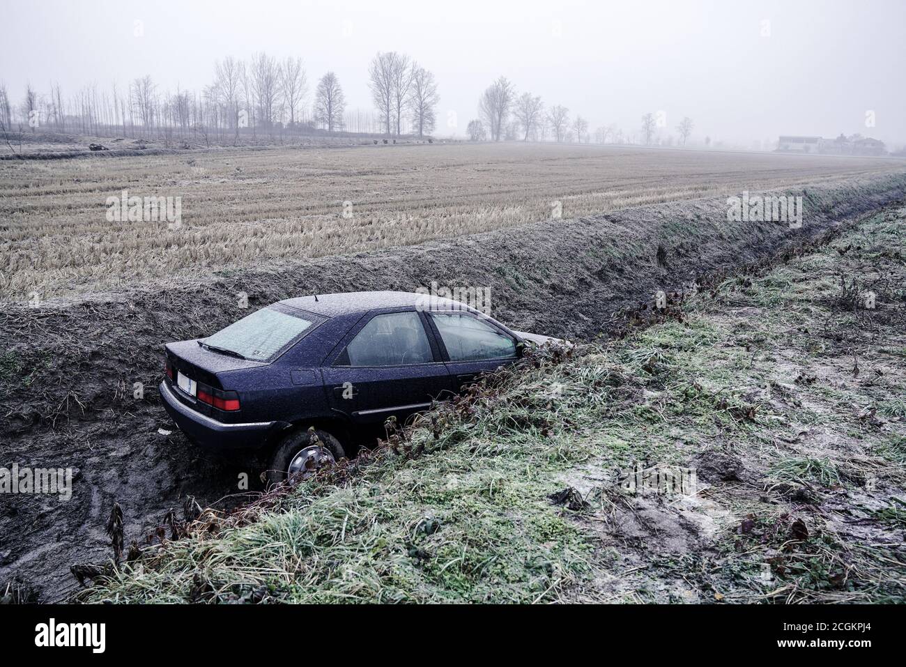 mortara - 01/13/2017 : la voiture s'est retrouvé dans un fossé à cause de la glace Banque D'Images