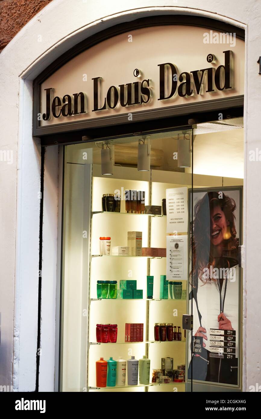 Rome, Italie: Tourisme dans la région des marches espagnoles. Open Jean  Louis David Hair Stylist Shop pendant la pandémie de coronavirus Covid-19  Photo Stock - Alamy