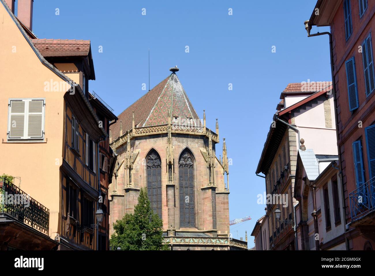 Rues étroites de bâtiments médiévaux et du début de la Renaissance avec des fenêtres drapées de fleurs à Colmar, ville dans la région du Grand est de France. Banque D'Images