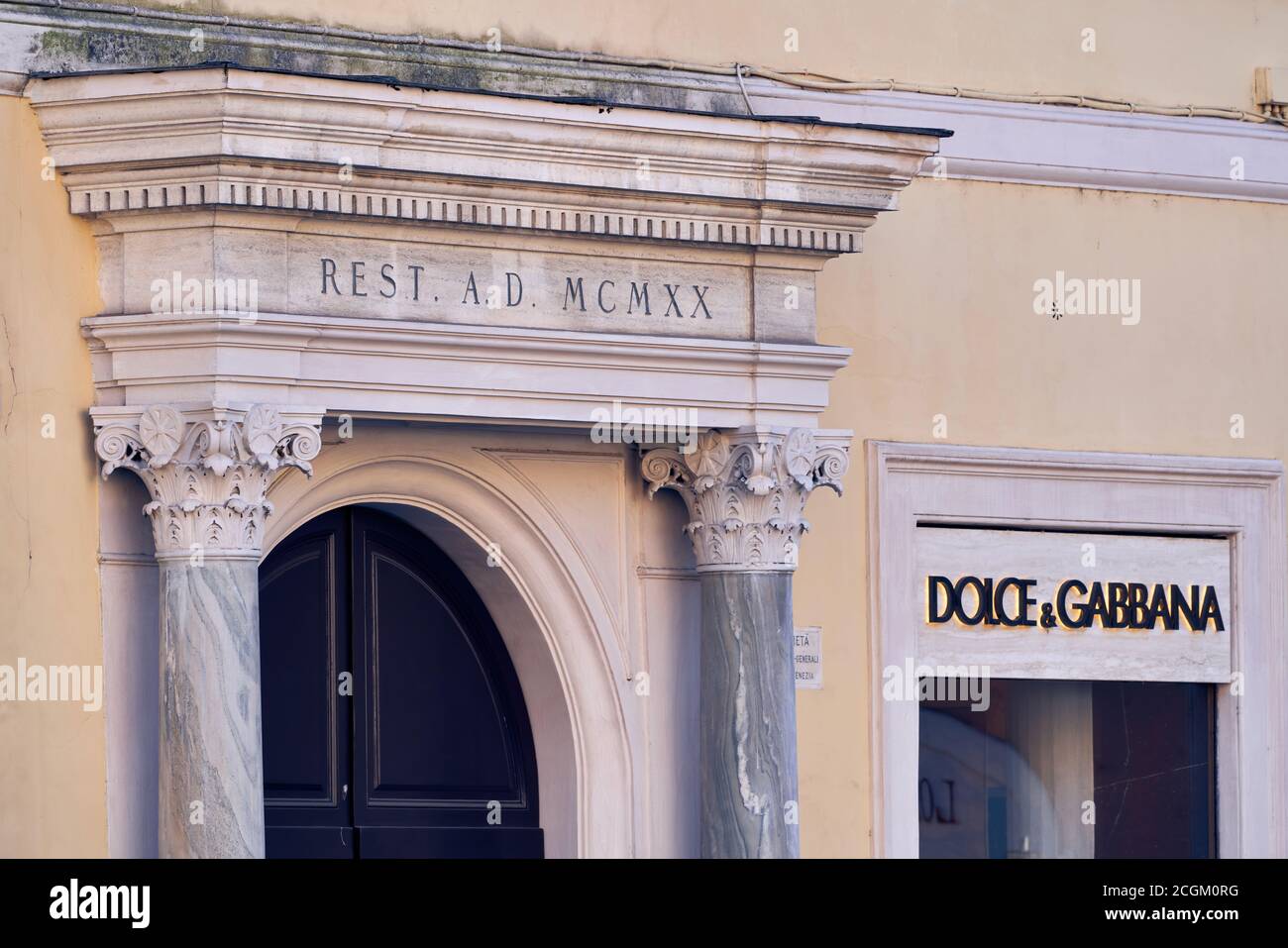 Tourisme à Piazza di Spagna (marches espagnoles). 100 ans, côte à côte: Dolce e Gabbana Fashion Store hébergé dans un palais restauré en 1920 (MCMXX) Banque D'Images