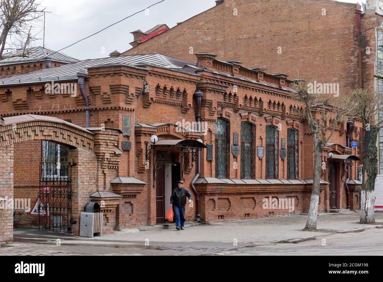 Bâtiment historique en brique de l'hôpital de ville d'une société de médecins avec des tablettes mémorables sur la façade. Construit en 1888 Banque D'Images