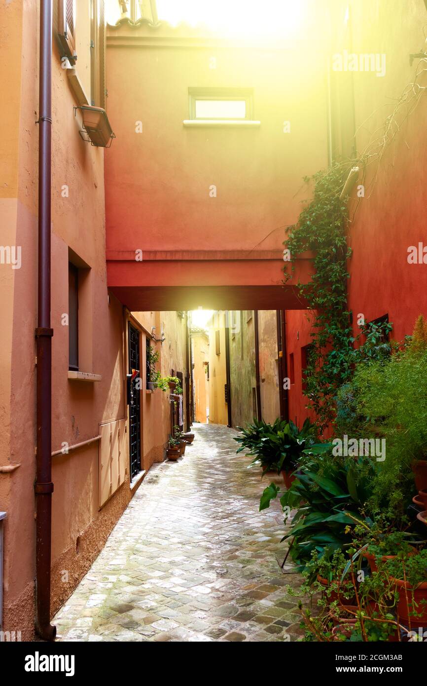 Vieille rue de San Giovanni, dans la ville de Marignano, par beau temps, dans la province de Rimini, en Italie. Paysage urbain italien Banque D'Images