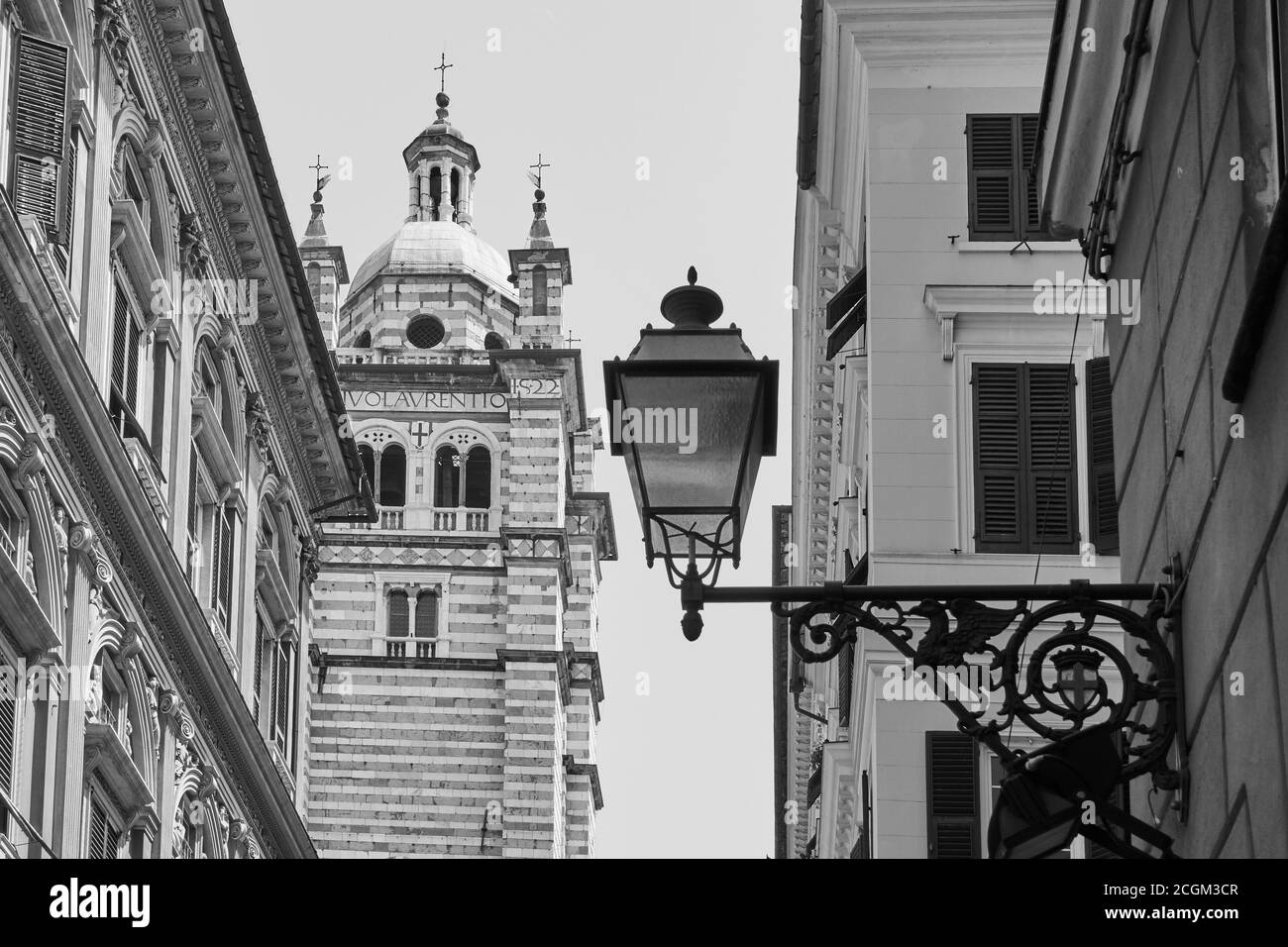 Cathédrale San Lorenzo et lumière de rue rétro, Gênes (Genova), Italie. Photographie urbaine en noir et blanc Banque D'Images