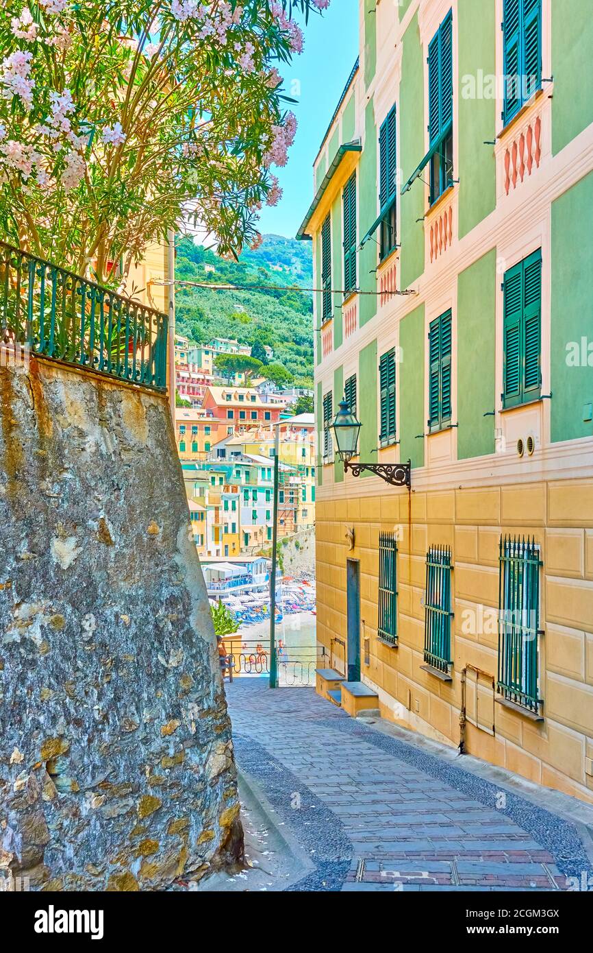 Rue pittoresque menant à la plage dans la ville de Bogliasco près de Gênes, Italie. Paysage italien Banque D'Images