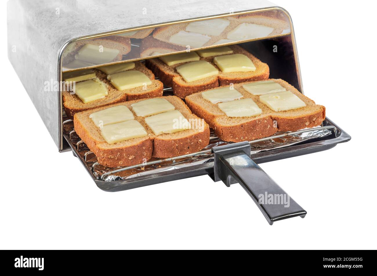 Plan horizontal d'un plateau de grille-pain avec quatre morceaux de pain de blé beurré allant dans un grille-pain. Banque D'Images