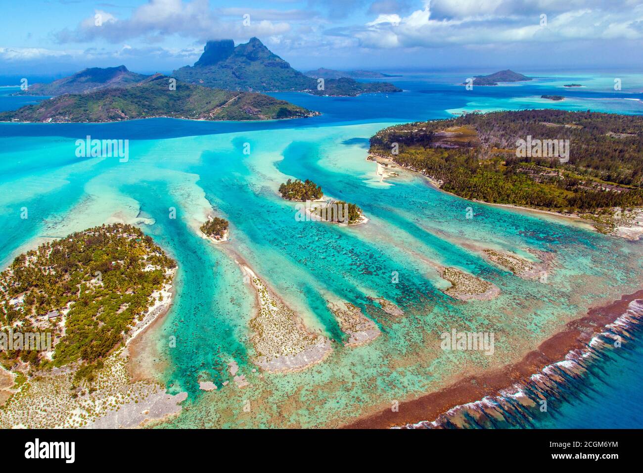 Prise de vue aérienne de Bora Bora, Polynésie française avec le mont Otemanu, le mont Pahia et les îles voisines de motus. Le paradis sur terre. Banque D'Images