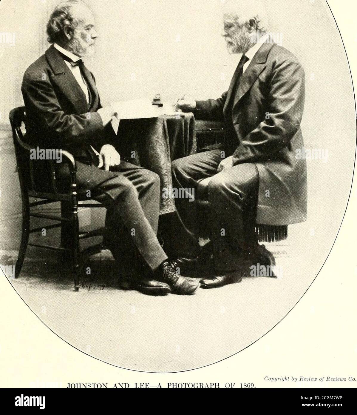. La guerre civile à travers l'appareil photo : des centaines de photos éclatantes prises en temps de guerre civile, ainsi que la nouvelle histoire d'Elson . JOHNSTON ET LEE PHOTOGRAPHIE DE L'ISO!). Ces hommes ont l'air assez semblables pour être frères. Ils l'ont été dans les armes, à West point, au Mexique et tout au long de la guerre. Le général Joseph E. Johnston (à gauche), qui était à la tête des forces confédérées depuis Bull Run, a été blessé à Fair Oaks. Cette blessure gaveRobert E. Lee (à droite) sa possibilité d'agir comme chef. Après Fair Oaks, Johnston a pris sa retraite du commandement de la défense de Richmond. Le nouveau commandant g immédiatement Banque D'Images